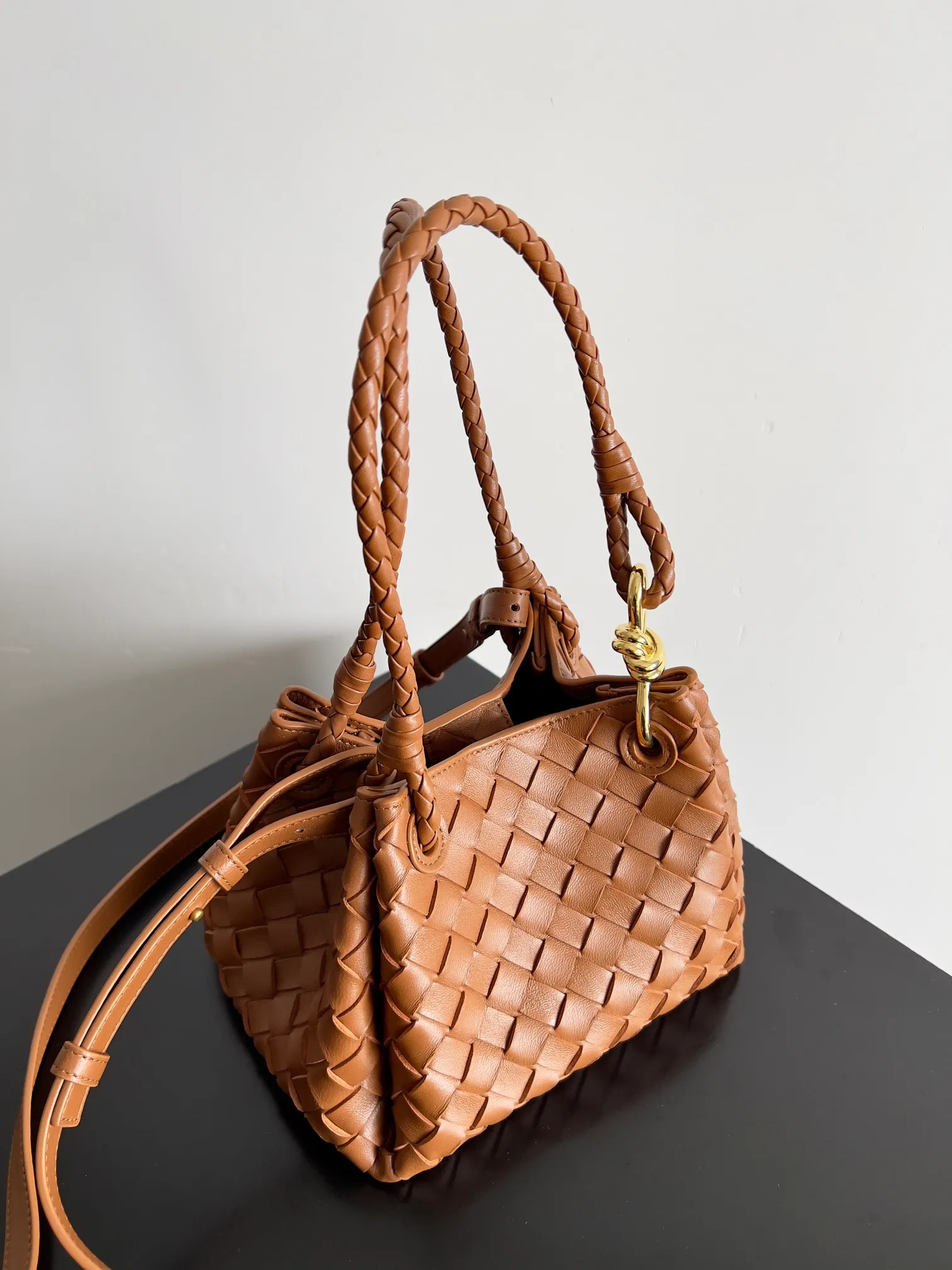 Batch 1760 BV home is new! Andiamo combines the Bottega Veneta archive parachute handbag to inherit retro elements and integrate modern trends. The same style as Shu Qi's in Beijing Night. It is a continuation of the classic bag. It has three functions: hand carry, shoulder and cross-body. It is embellished with metal brass knot buckles. It is small and has an amazing capacity. It can easily hold sunglasses in a box / small bottle of water / powder powder / charger and other daily necessities when going out. The upper body is versatile. Style number: 796569 Size: 21*17*16.5cm